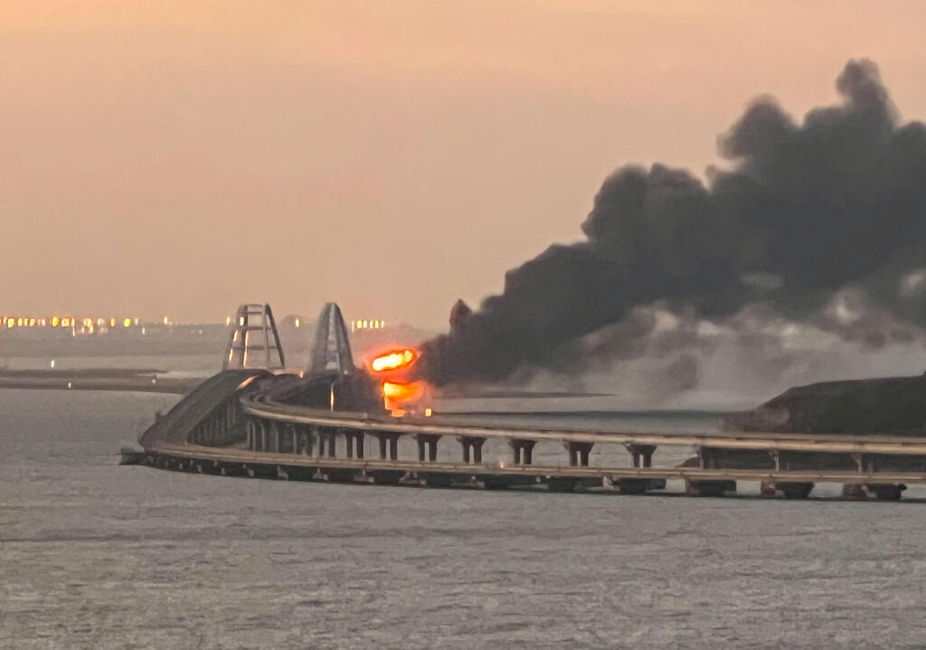 שריפה ב גשר שמחבר את רוסיה לחצי האי קרים פיצוץ 