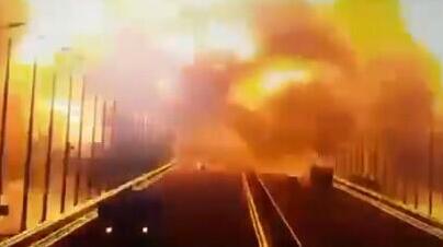 שריפה ב גשר קרץ' שמחבר בין חצי האי קרים  ל רוסיה בצל מלחמה ב אוקראינה