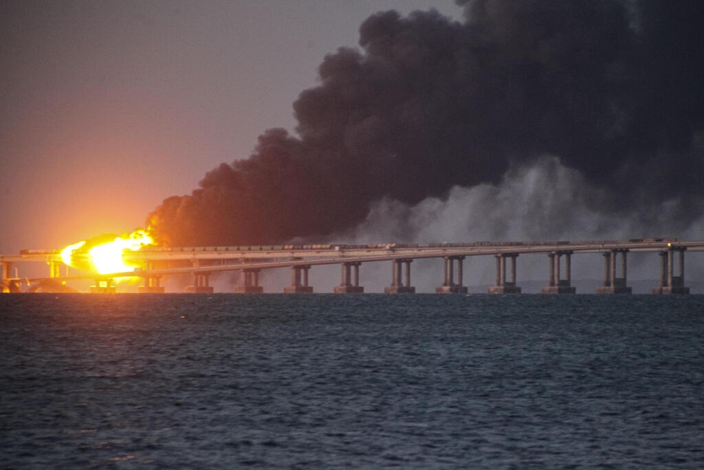 שריפה ב גשר שמחבר את רוסיה לחצי האי קרים פיצוץ 
