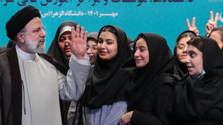 איברהים ראיסי נשיא איראן נואם ב אוניברסיטה לבנות ב טהרן