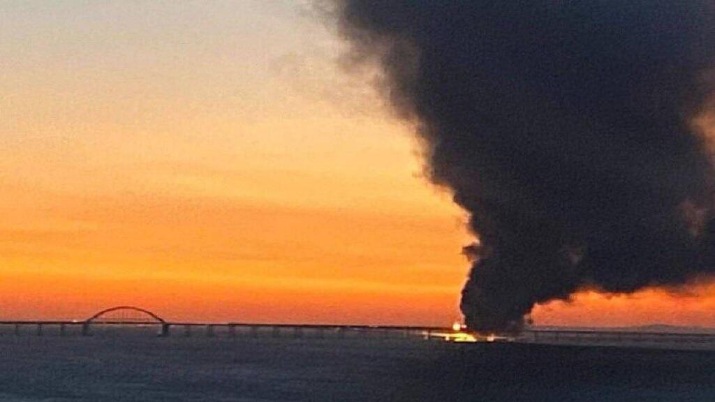 שריפה ב גשר קרץ' שמחבר בין חצי האי קרים  ל רוסיה בצל מלחמה ב אוקראינה