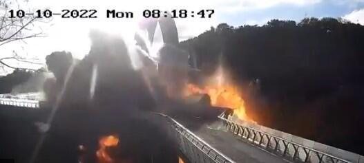 פיצוץ  מתקפה על גשר ב קייב אוקראינה