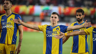 אוסקר גלוך שחקן מכבי ת"א עם ניר ביטון, אופיר דוידזאדה