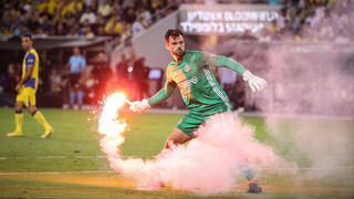 סטפן מרינוביץ' שוער הפועל ת"א מוציא אבוקה מהמגרש