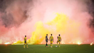 אבוקות של אוהדי מכבי ת"א בדרבי