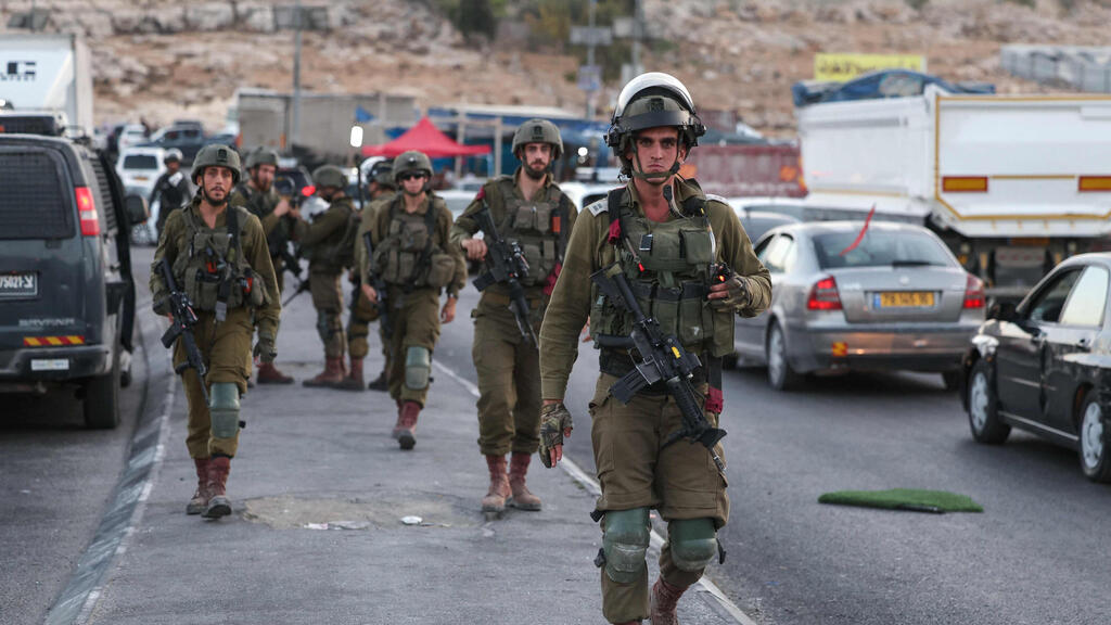 IDF troops during searches to apprehend suspected terrorist in Saturday shooting attack (Photo: AFP) סריקות בכפר ענאתא