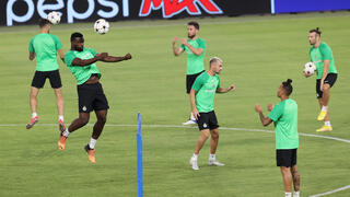 עומר אצילי שחקן מכבי חיפה עם פרנצדי פיירו, צ'ארון שרי, עופרי ארד