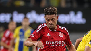 דוד קלטינס שחקן הפועל ת"א מול אוסקר גלוך שחקן מכבי ת"א