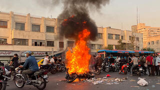 איראן מחאת ה חיג'אב אופנוע בוער ב טהרן מהסא אמיני