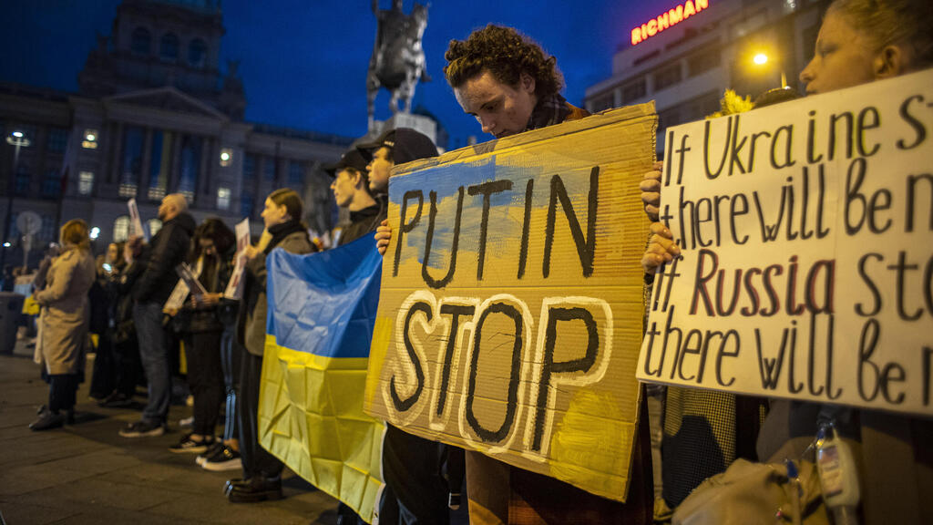 A pro-Ukraine rally in Prague (Photo: EPA) מלחמת אוקראינה רוסיה הפגנה ב פראג צ'כיה