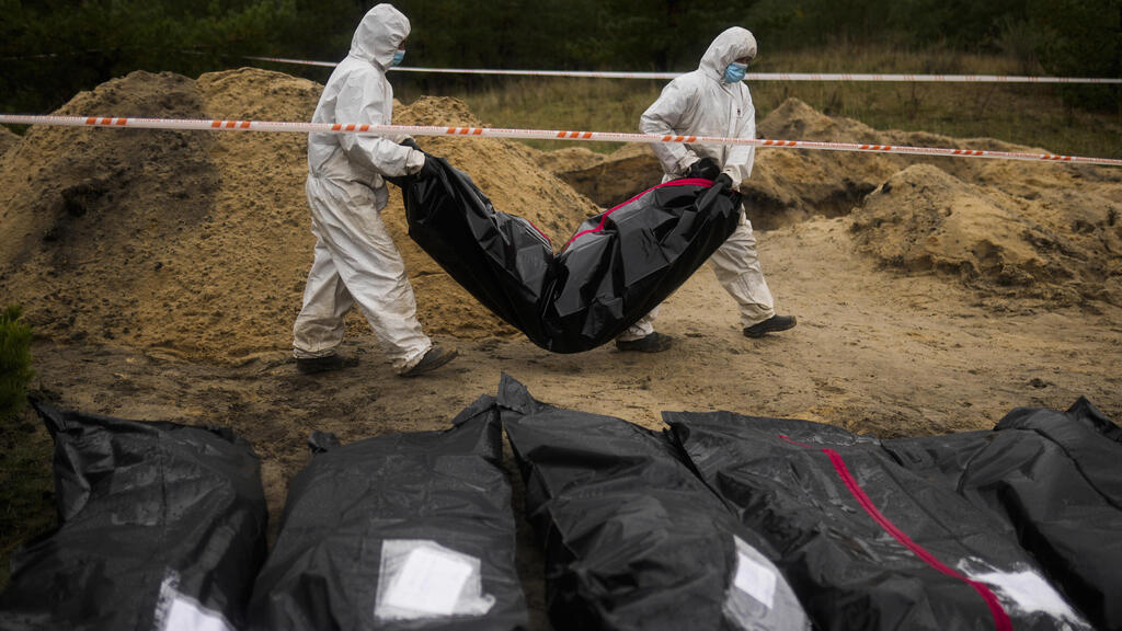 אוקראינה מפנה גופות מ קבר אחים ש נמצא ליד לימאן מחוז דונייצק