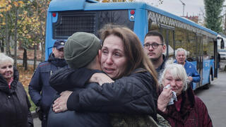רוסיה מלחמה אוקראינה משפחות נפרדות מבניהן המתגייסים במסגרת גיוס המילואים ב מוסקבה ב 12 אוקטובר
