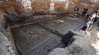 אנשים מסתכלים על פסיפס גדול מהתקופה הרומית בעיירה רסטאן בסוריה