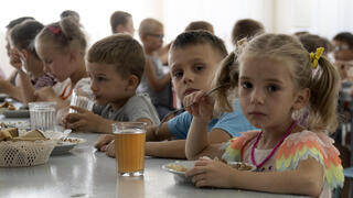 ילדים מבית יתומים במחוז דונייצק ב אוקראינה ב מחנה ב רוסיה
