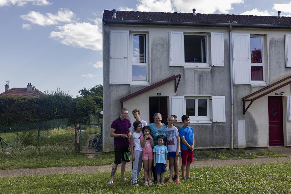 אוקראינה אולגה עם משפחתה וילדיה המאומצים ב צרפת