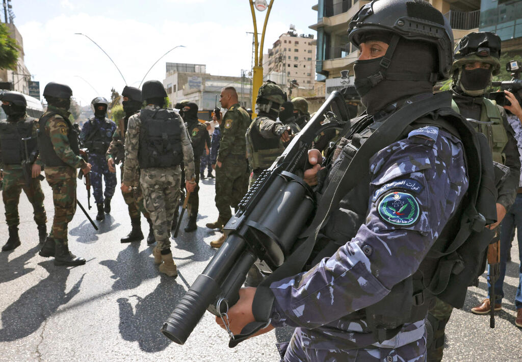 שוטרים פלסטינים מול תומכי חמאס בחברון
