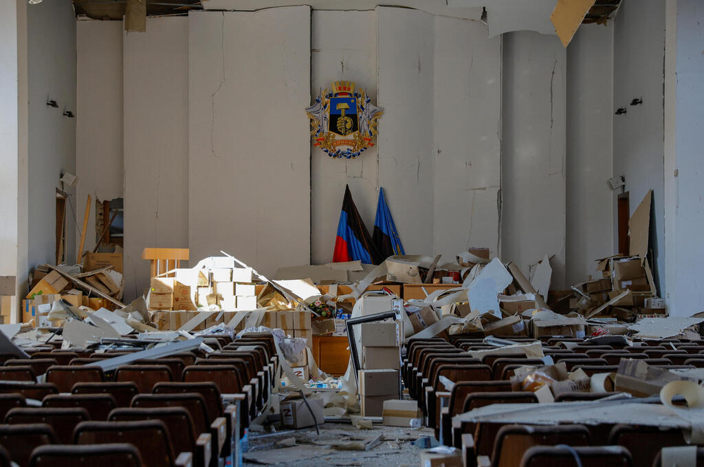 נזק למבנה של הממשל הפרו-רוסי בעיר דונייצק בשליטת רוסיה במזרח אוקראינה דונבאס בעקבות דיווח על הפגזה אוקראינית 16 באוקטובר