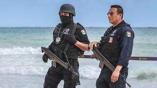 שוטרים מפטרלים על החוף בפלאיה דל כרמן, מקסיקו