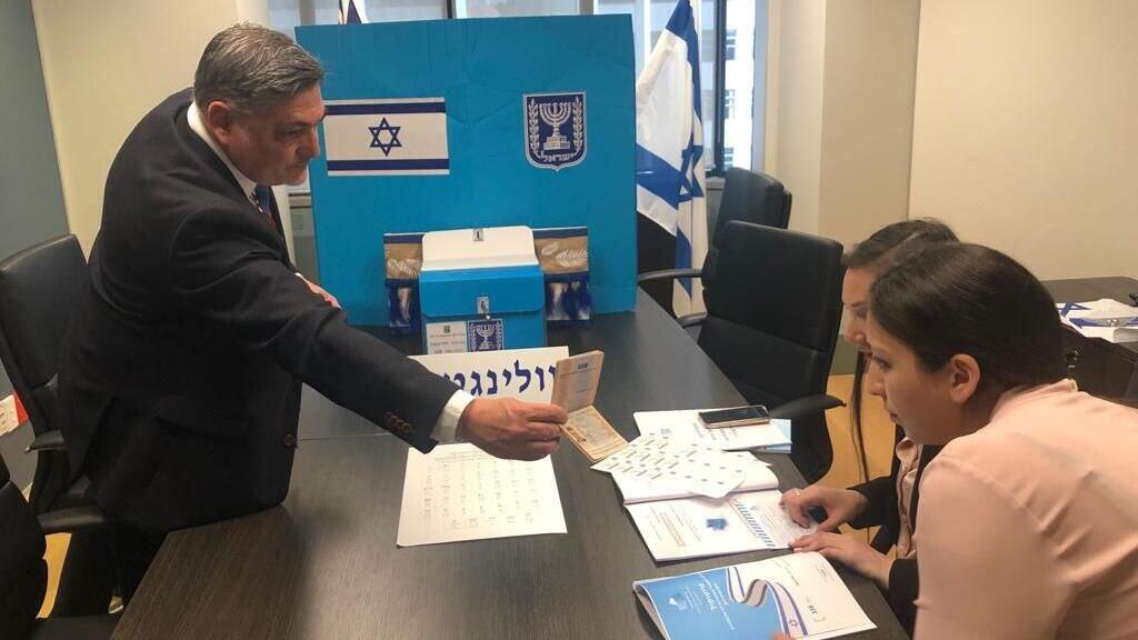 שגריר ישראל בניו זילנד רן יעקובי הישראלי הראשון שמצביע בבחירות לכנסת ה 25