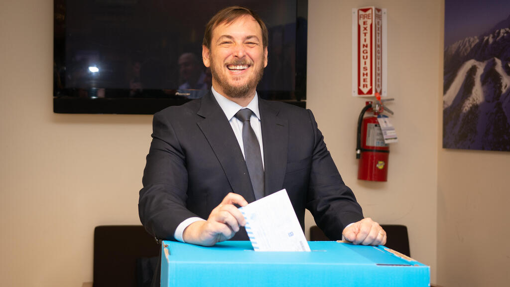 Israeli Consul to New York Asaf Zamir casts vote for November elections (Photo: Naftali Shuvelson) אסף זמיר ומאיה ורטהיימר מצביעים בניו יורק