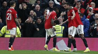 שחקני מנצ'סטר יונייטד חוגגים עם ברונו פרננדש