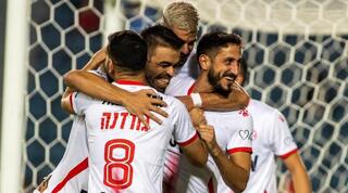 שחקני הפועל באר שבע חוגגים עם מיגל ויטור