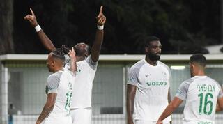 שחקני מכבי חיפה חוגגים עם דילן בטובינסיקה