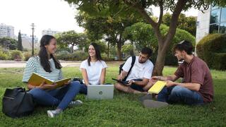 סטודנטיות וסטודנטים במדשאות באוניברסיטת בר אילן