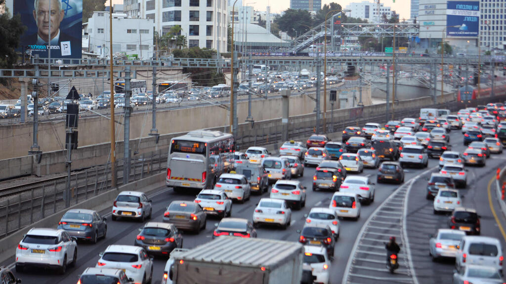 שלט חוצות של המחנה הממלכתי בתל אביב