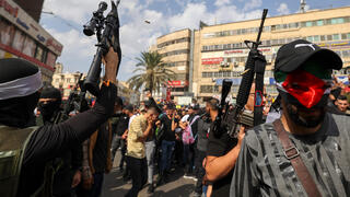 פלסטינים חמושים בהלווית תאמר אל-כילאני