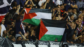 דגל פלסטין ביציע של אוהדי פריז סן ז'רמן