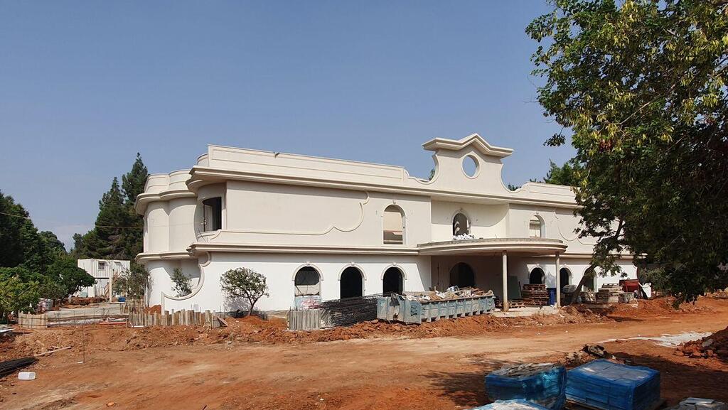 Знаменитая вилла "белый слон" в Савьоне (Фото: Асаф Кемер) הווילה של האוליגרך בסביון