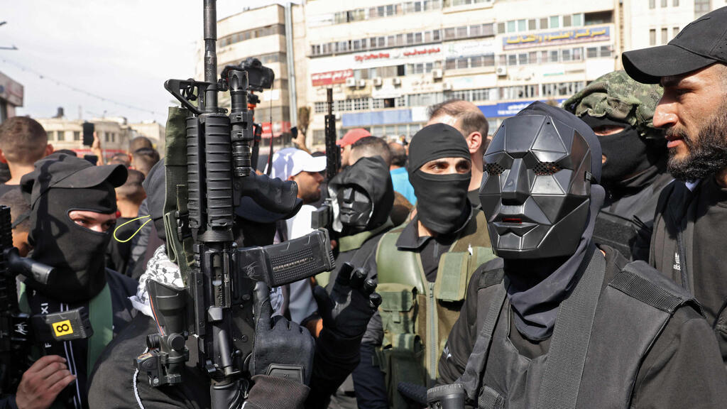 Похороны убитых боевиков в Шхеме (Фто: AFP) חמושים בהלוויות בשכם