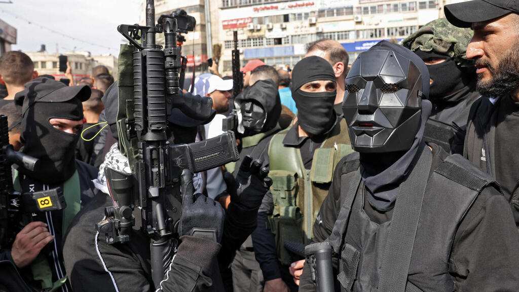 חמושים בהלוויות בשכם