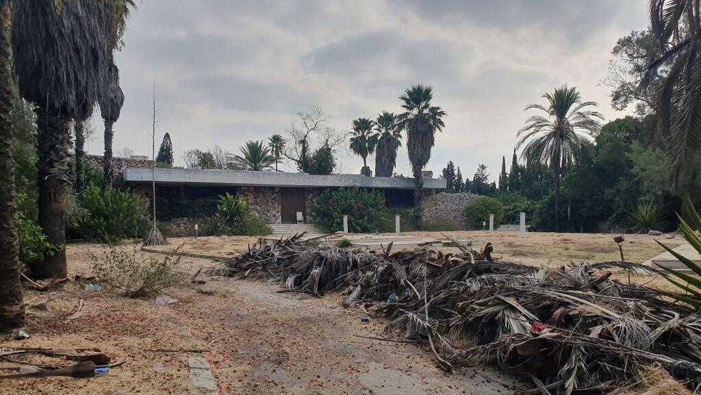 Заброшенный особняк Шмуэля Флатто-Шарона (Фото: Асаф Кемер) הווילה של פלטו שרון ז"ל בסביון