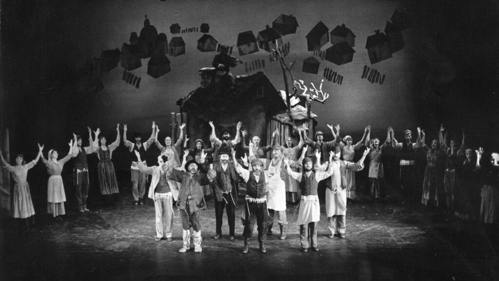 Depiction of a Jewish shtetl in 'Fiddler on the Roof' play (Photo: Zoe Dominic) המחזמר "כנר על הגג" בלונדון, בהשתתפות חיים טופול