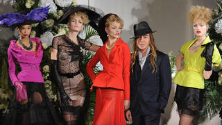 ג'ון גליאנו ודוגמניות בתצוגת אופנה של דיור, 2009