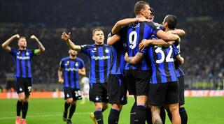 שחקני אינטר חוגגים עם אדין דז'קו