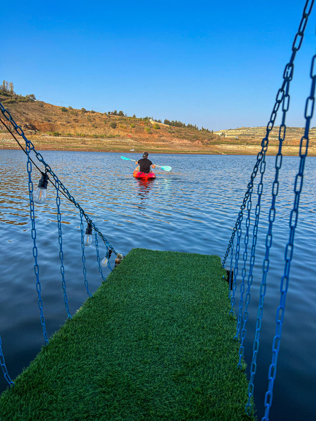 Гости могут взять каяки для исследования окрестностей (Фото: Рони Киперман) צימר סנטורם בבריכת רם