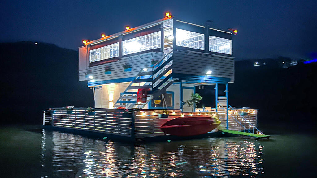 Отель Santoram ночью (Фото: Рони Киперман) צימר סנטורם בבריכת רם