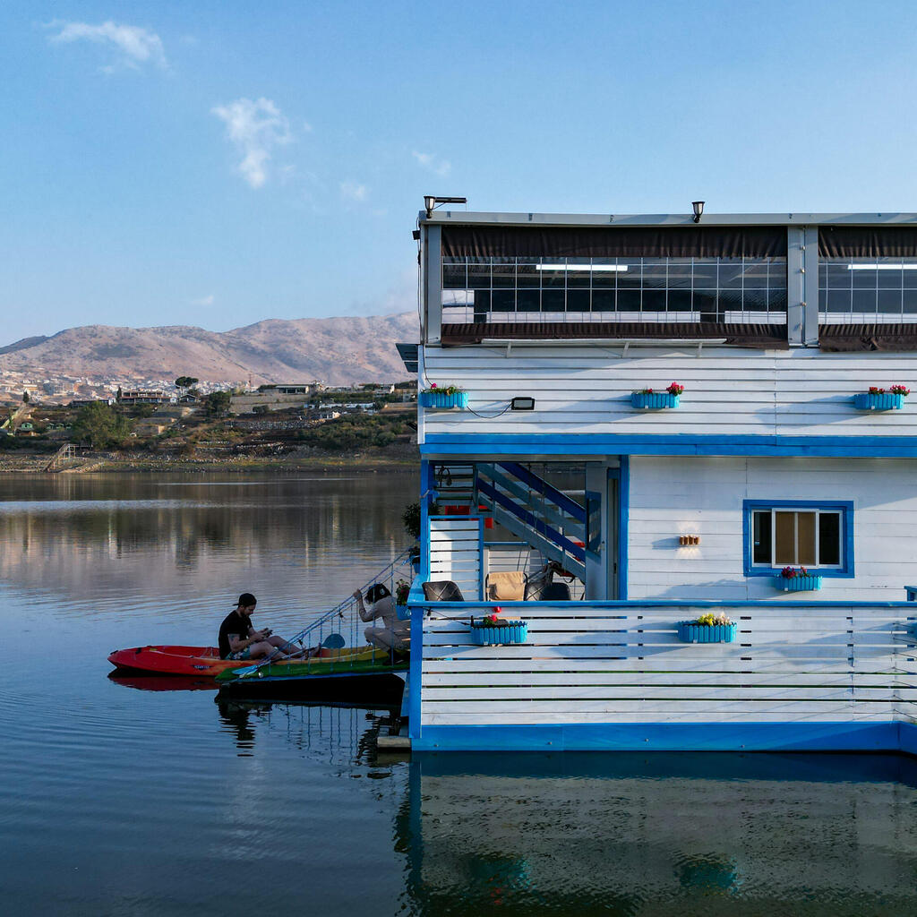 Гостей сюда доставляют на лодке (Фото: Рони Киперман) צימר סנטורם בבריכת רם