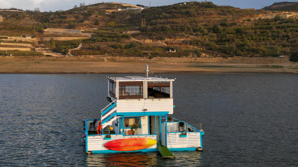 Плавучий мини-отель Santoram на озере Рам (Фото: Рони Киперман) צימר סנטורם בבריכת רם