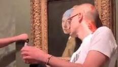 פעיל מדביק את ראשו ליצירתו של יאן ורמיר "נערה עם עגיל פנינה"