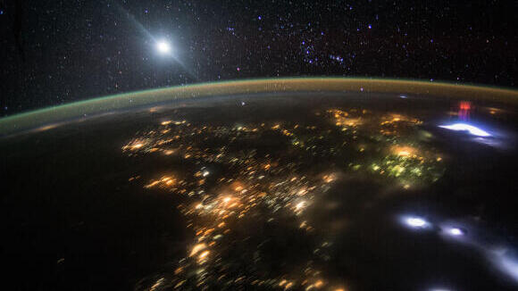 מראה מרהיב מחוץ לאטמוספרה: שדוני ברקים (מימין) בצילום מתחנת החלל הבינלאומית מ-2015, בעת מעבר מעל מקסיקו. ברקע אפשר לראות את הירח ואת כוכבי קבוצת אוריון. 