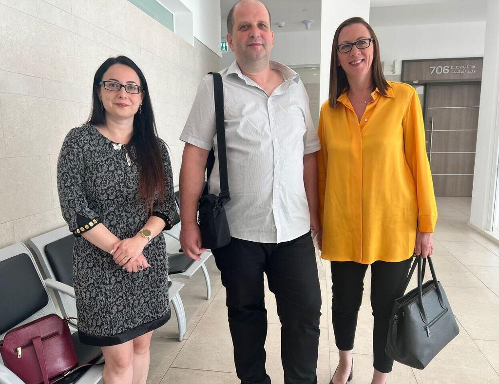 Юрий Логвиненко и депутаты в здании суда Юрий Логвиненко в суде