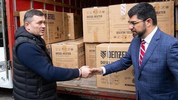 Первый заместитель мэра Киева Николай Поворозник и Эли Нахт (Фото предоставено фондом Rebild Ukraine) ממלא מקום ראש עיריית קייב מיקולה פובורוזניוק מקבל את הסיוע מאלי נכט