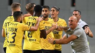 שחקני מכבי נתניה חוגגים עם בני לם