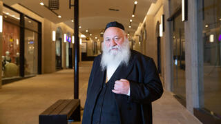 יצחק גולדקנופף בפיצוציה החביבה עליו