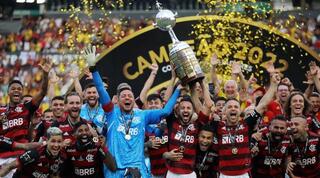 שחקני פלמנגו מניפים את הגביע