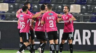 שחקני הפועל תל אביב חוגגים